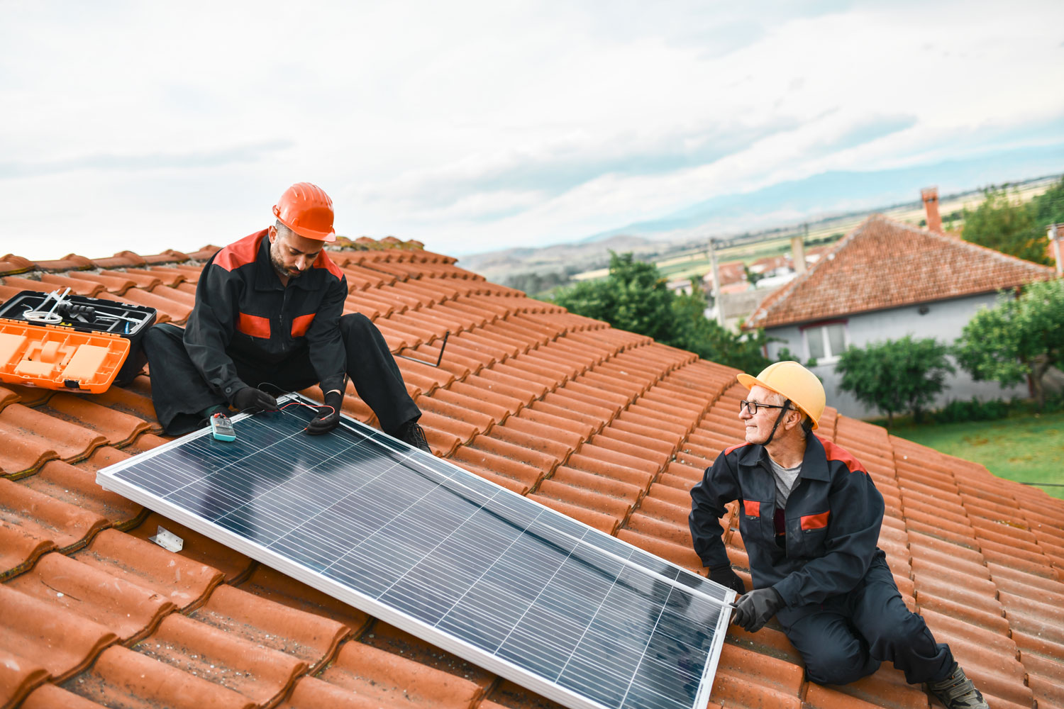 iStock-1387666301 Tecnici specializzati al lavoro sul tetto di una casa per l'installazione e la manutenzione di pannelli solari residenziali.