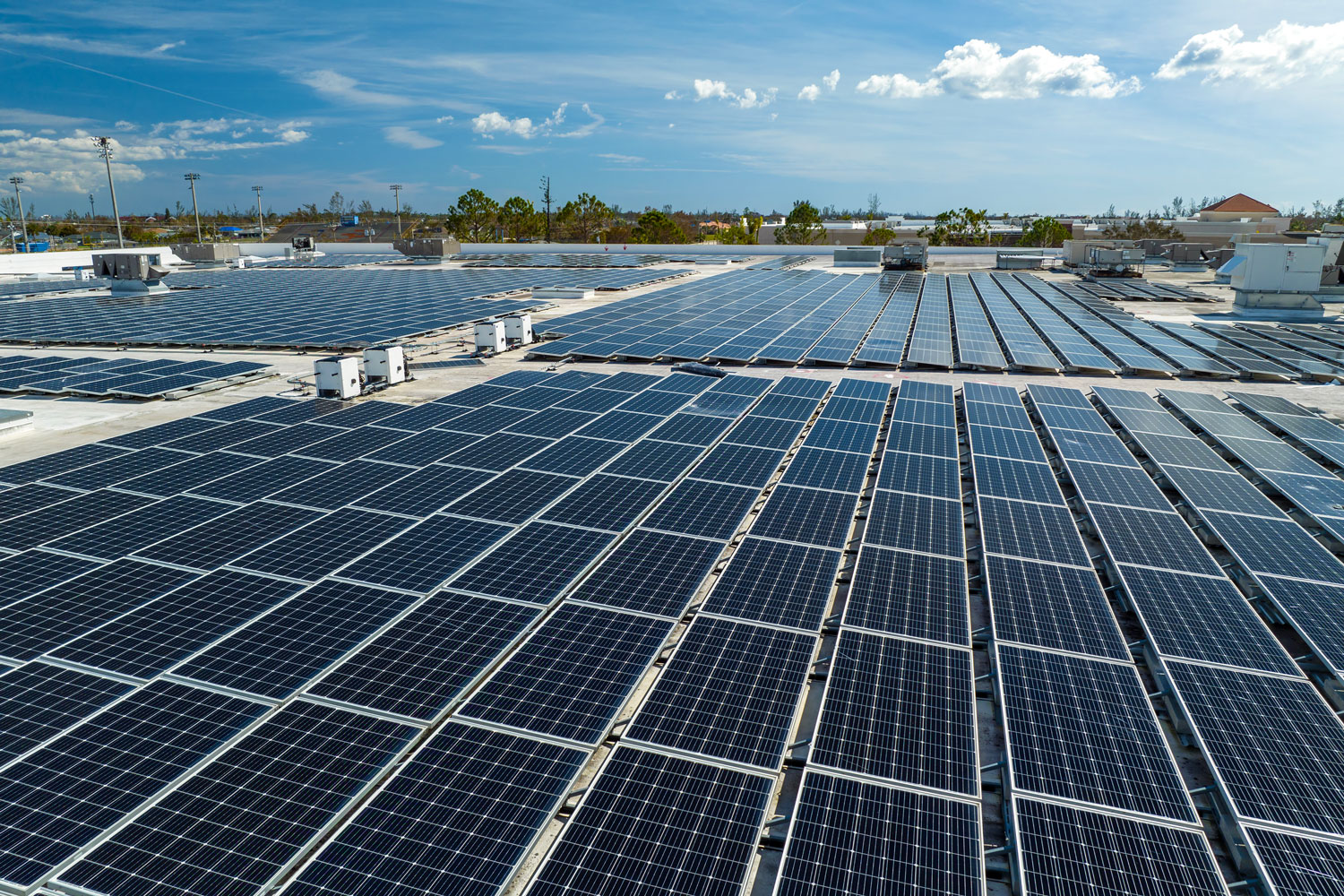 Vista aerea di un impianto fotovoltaico su un edificio: un esempio del modello di autoconsumo promosso dalla CER Sinergia.